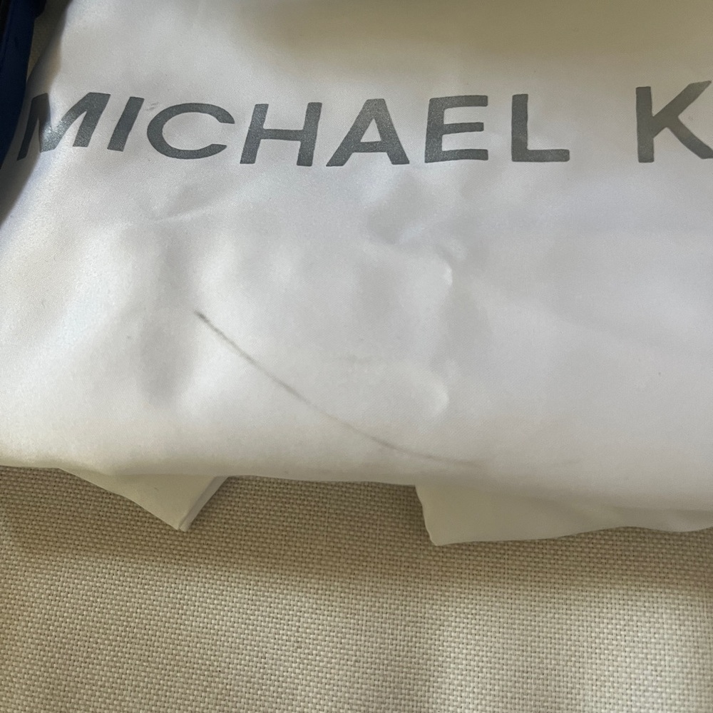 Michael Kors Multiway w/Dustbag - Picture 5 of 6
